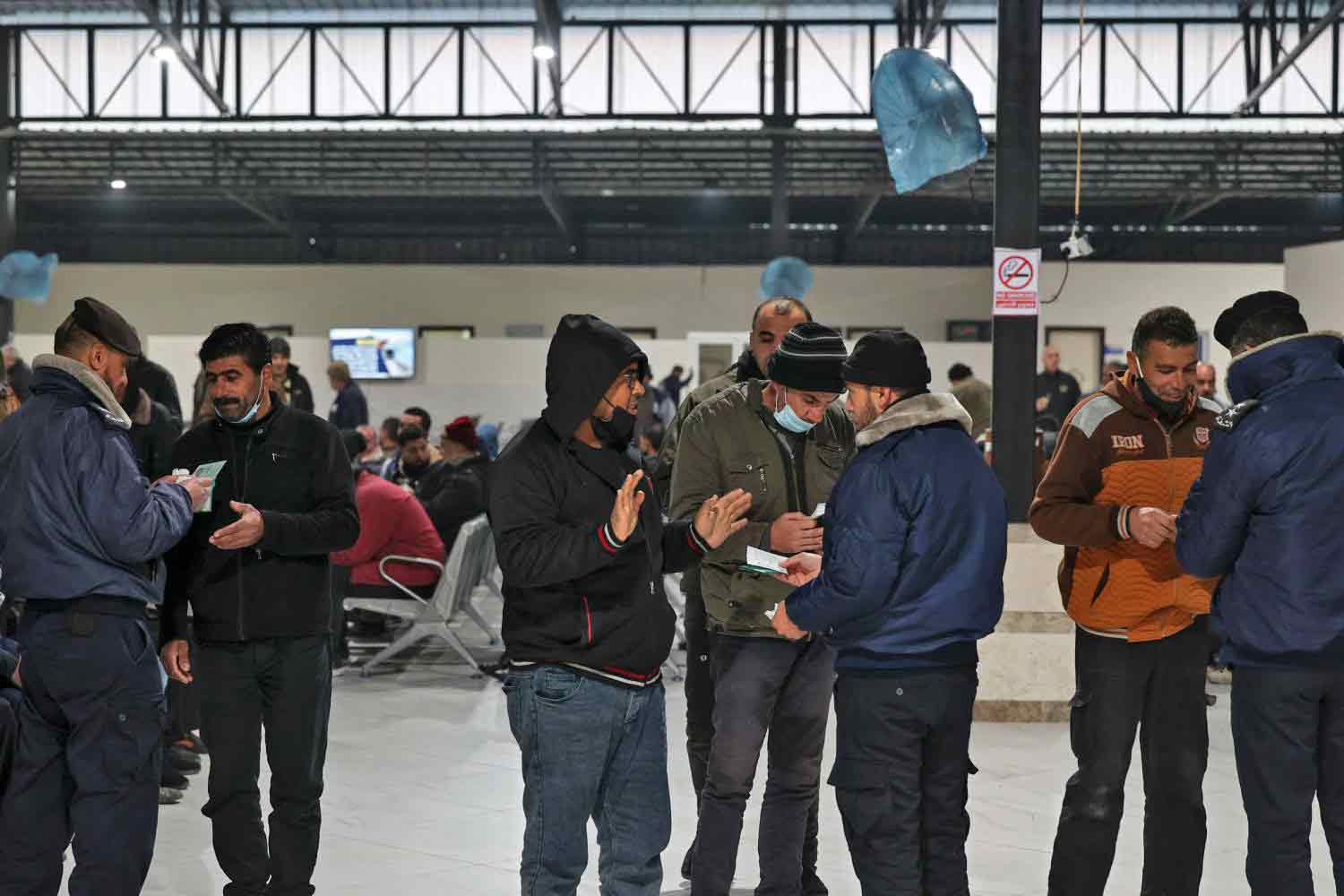إجراءات روتينية للتدقيق في الأوراق الثبوتية قبل دخول إسرائيل 