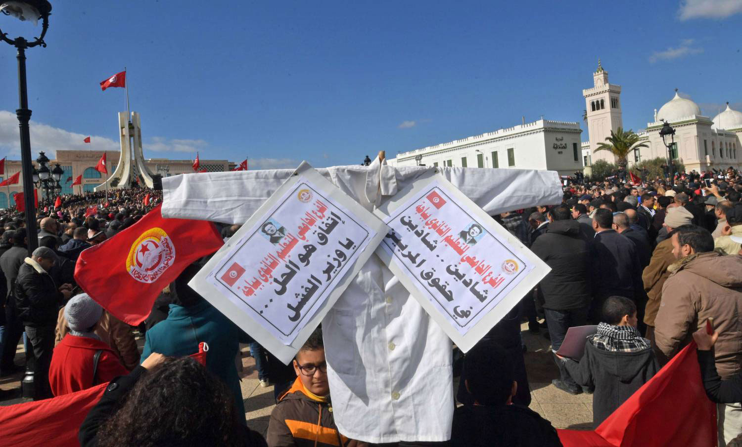 الآلاف من الشباب في تونس يعيشون أزمة فرغم مزاولتهم لمهنة التدريس فلا هم موظفون بالمعنى الكامل للكلمة ولا هم معطّلون نهائيا عن العمل