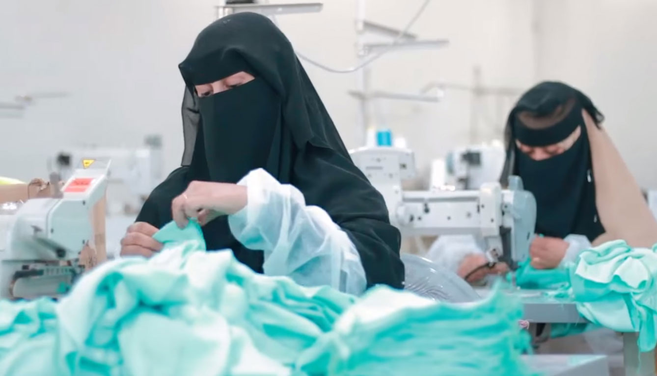 عدد العاملين في المصنع يصل إلى 150 شخصا، بينهم 70 عاملا في الإنتاج والبقية يشتغلون في وظائف التسويق والتوزيع