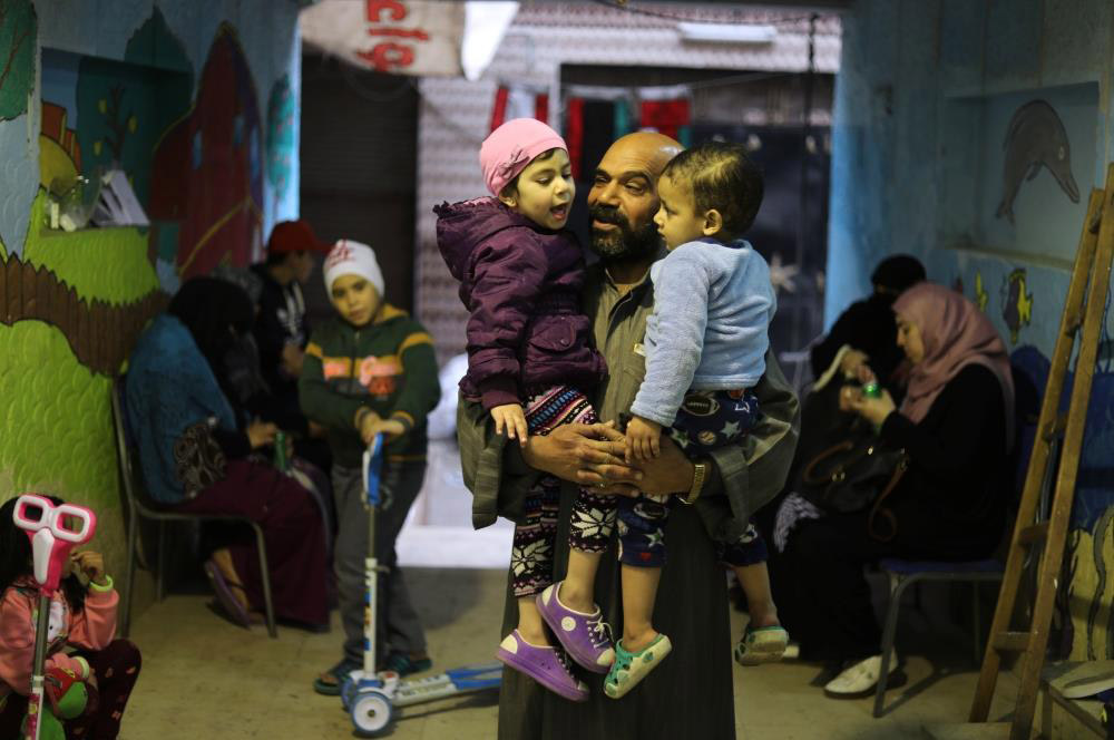 العم ظاظا يستقبل الأطفال من مرضى السرطان في القاهرة