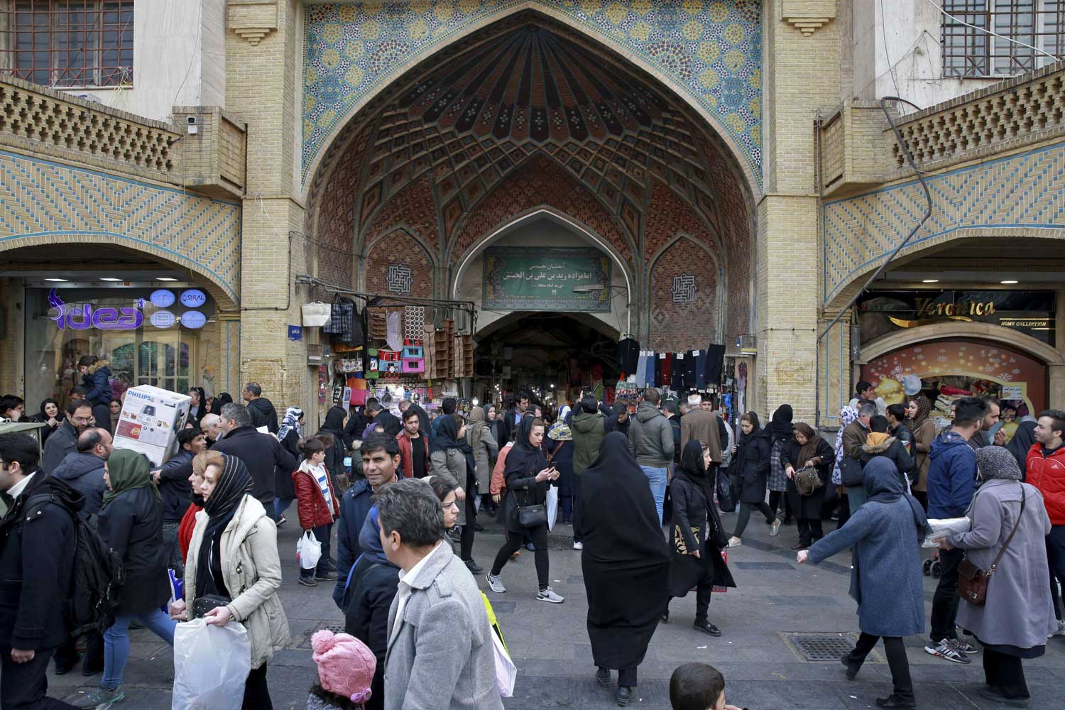 طهران تواجه خيارات قاتمة بينما تضيّق واشنطن عليها الخناق
