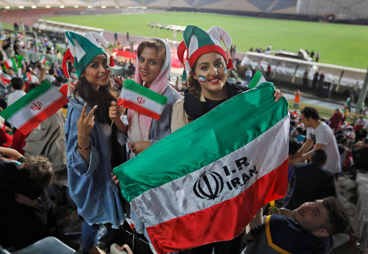 انقسمت آراء الإيرانين بين مؤيد ورافض لدخول المرأة للملاعب