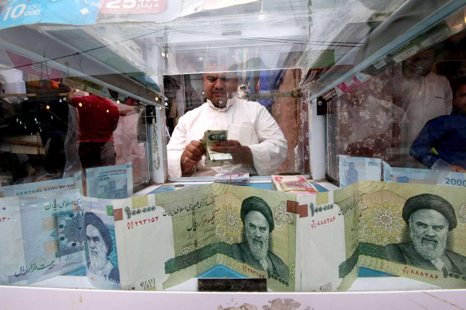 قسوة العقوبات الأميركية تجبر طهران على تسريح الآلاف من الموظفين