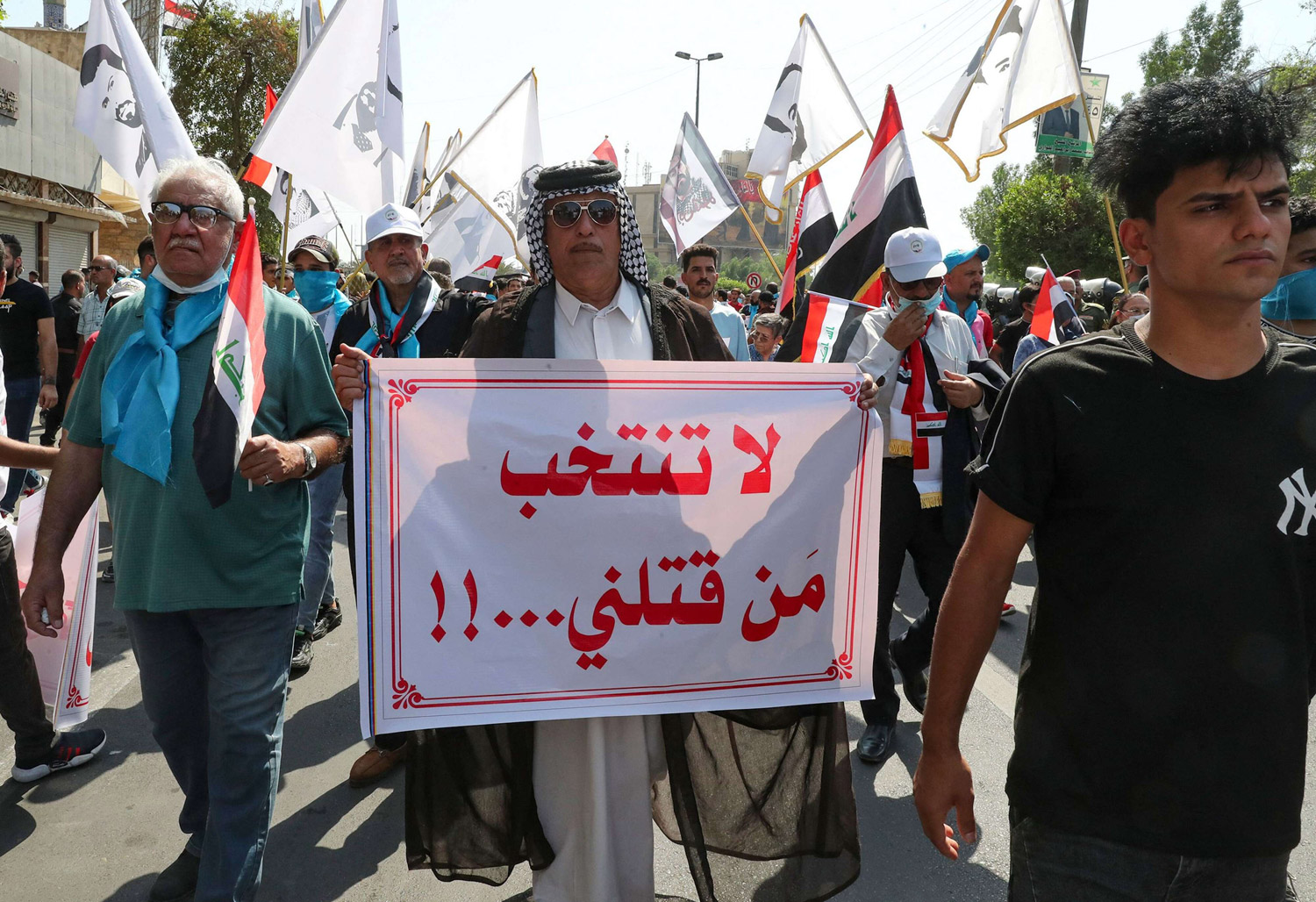 ناشطون يتهمون الفصائل المسلحة الموالية لإيران بقمع الانتفاضة، ما خلّف ما يقرب من 600 قتيل و30 ألف جريح