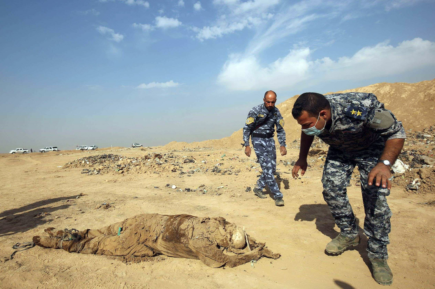 استخراج ألف و258 رفات بشرية خلال عمليات تنقيب أجريت في 28 مقبرة جماعية