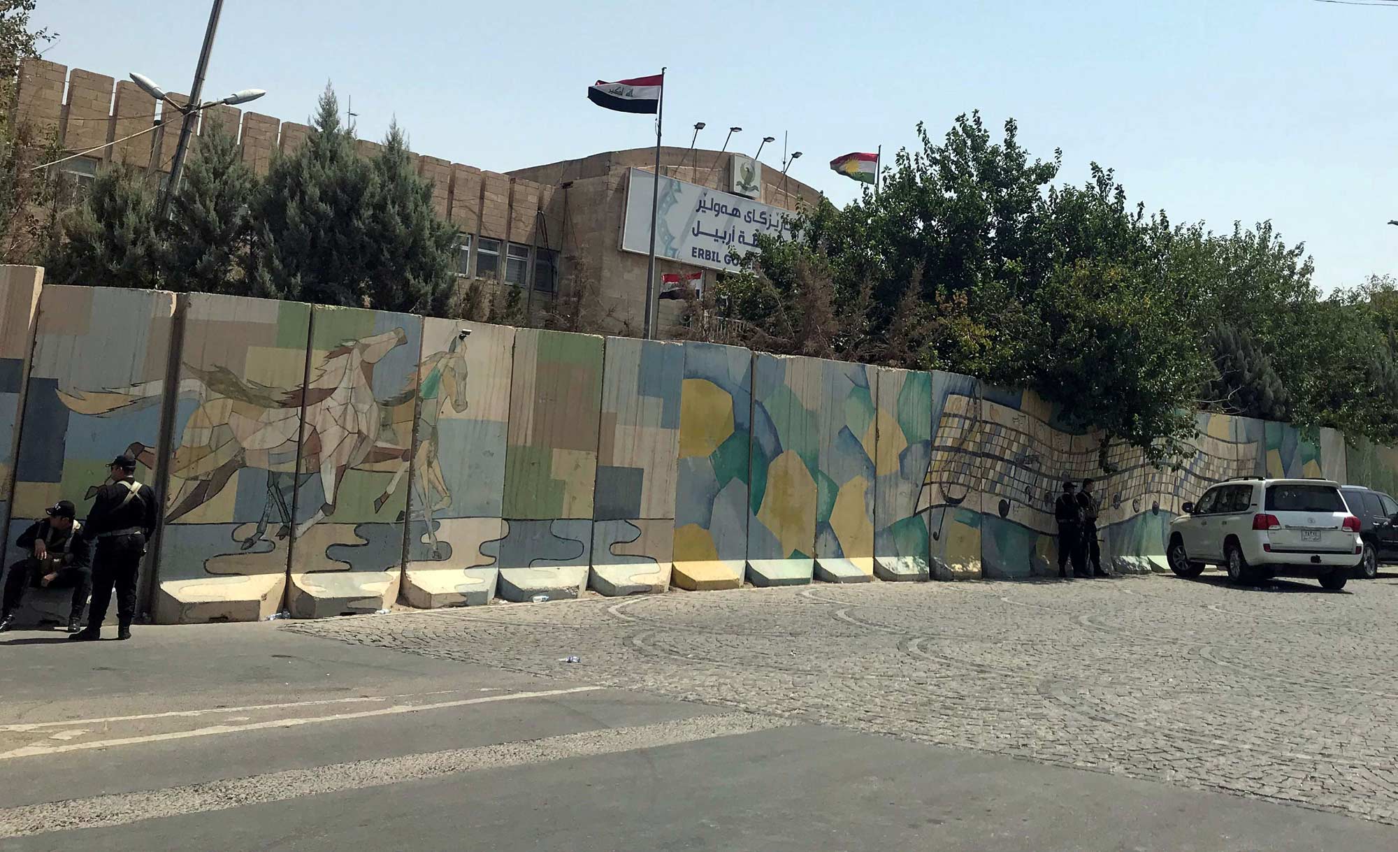  قناصة أكراد أطلقوا النار على الطابق الثالث في مقر محافظة اربيل حيث يتمركز المسلحان 