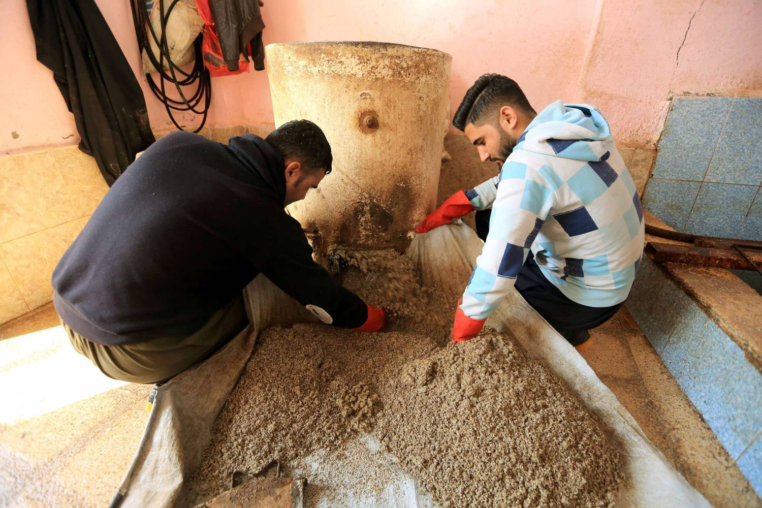 وجود صعوبات تواجه عمل مصانع إنتاج الراشي منها عدم وجود دعم من قبل الحكومة خاصة في مجال توفير الطاقة الكهربائية