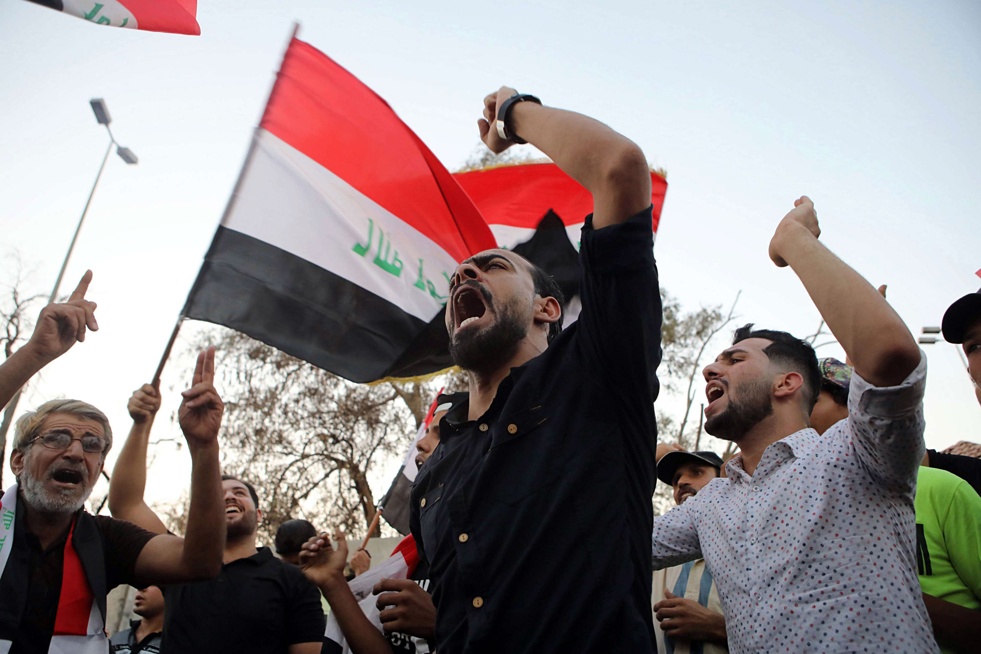 حجم الغضب الذي يعتمل بين سكان البصرة جراء الإهمال وسوء الإدارة والفساد ينبئ بموجة احتجاجات قد تخرج عن السيطرة