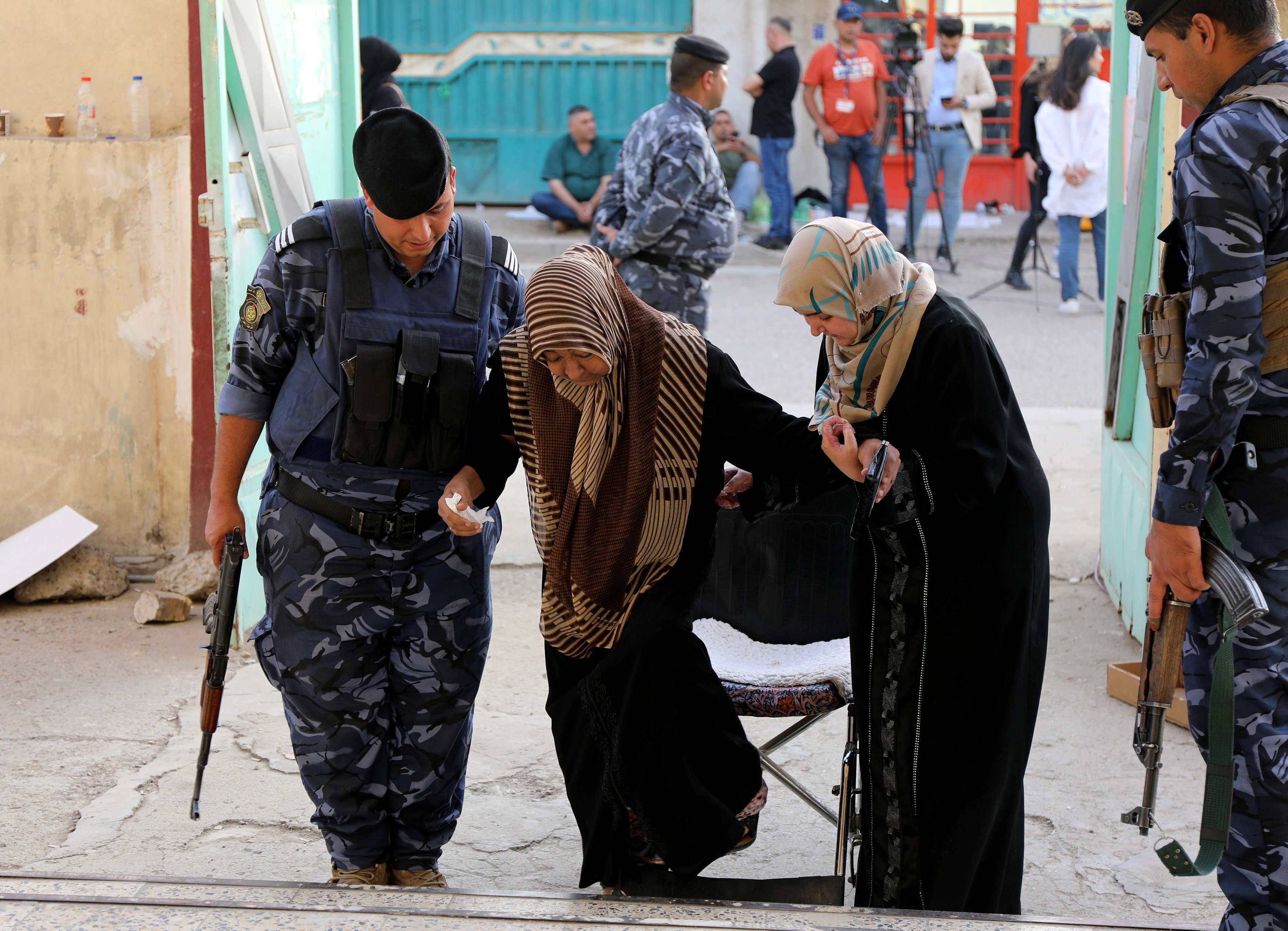 إقبال المسنين في غياب الشباب عن مراكز الاقتراع