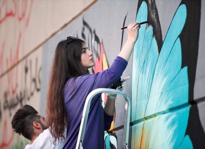 المرأة العراقية تتحدى السلطة بالفعل والرسم