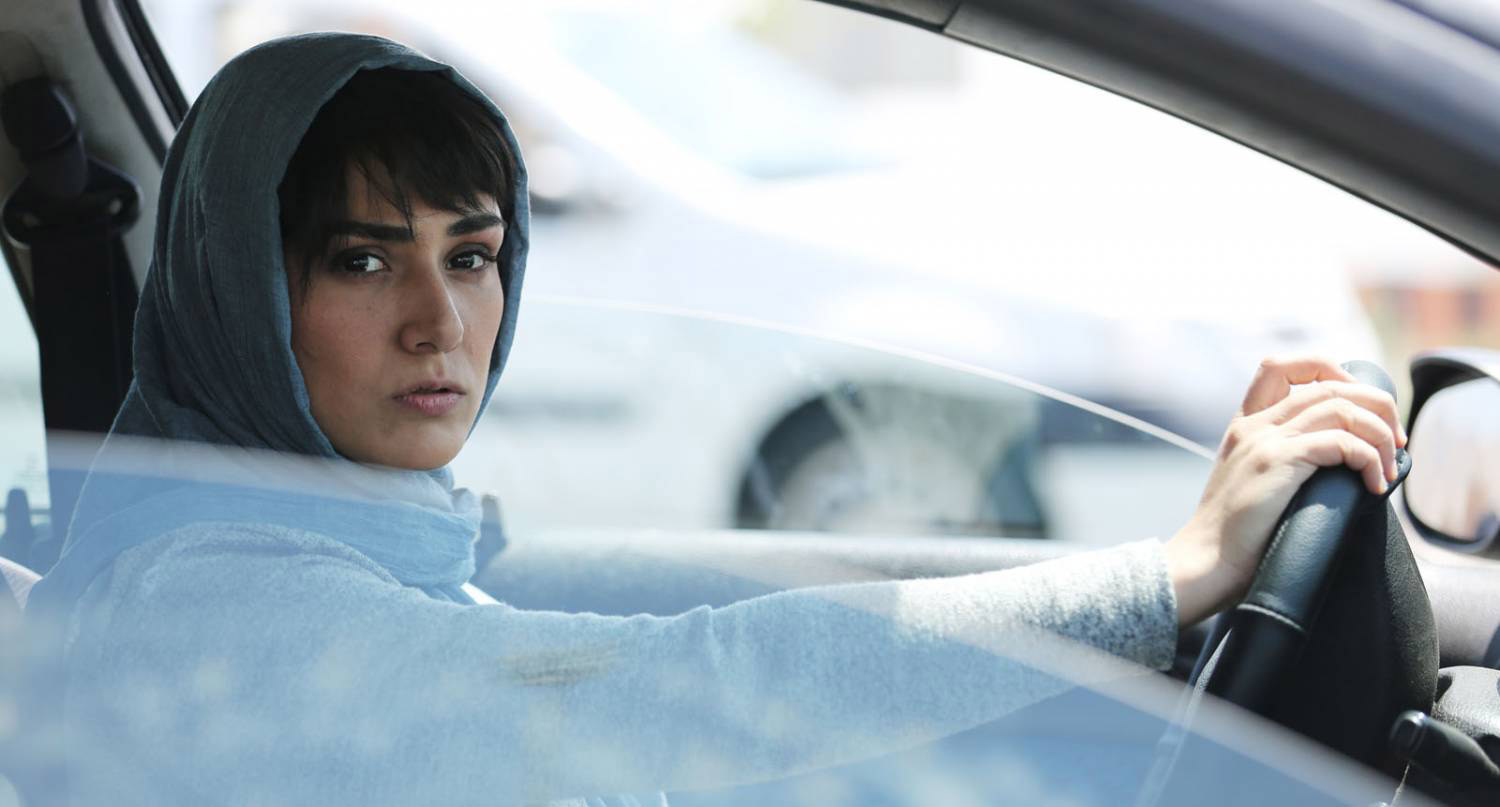 الفيلم يسير على نهج الواقعية الصارمة، مع لمسات تتميز بالطرافة والجدة والإبداع في نقد المجتمع الذكوري