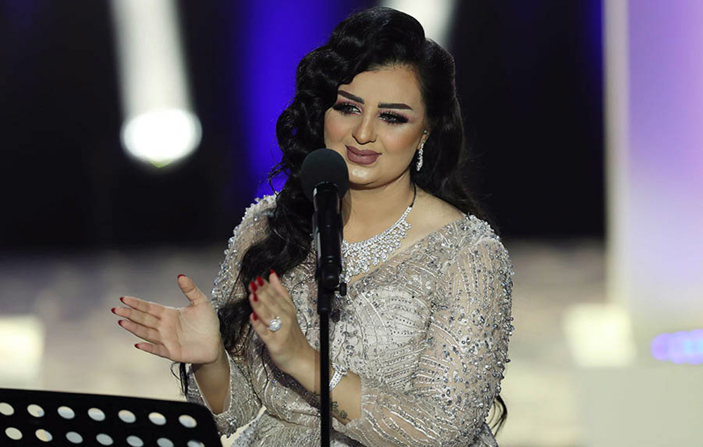 إطلالة أصيل الفنية الأولى تعود إلى ظهورها على شاشة "إم.بي.سي" في برنامج “نجوم العرب”، عندما قدمت أغنيتها "بلاني زمان"، حينها فوجئ الجميع بصوتها الدافئ والمليء بالأحاسيس.