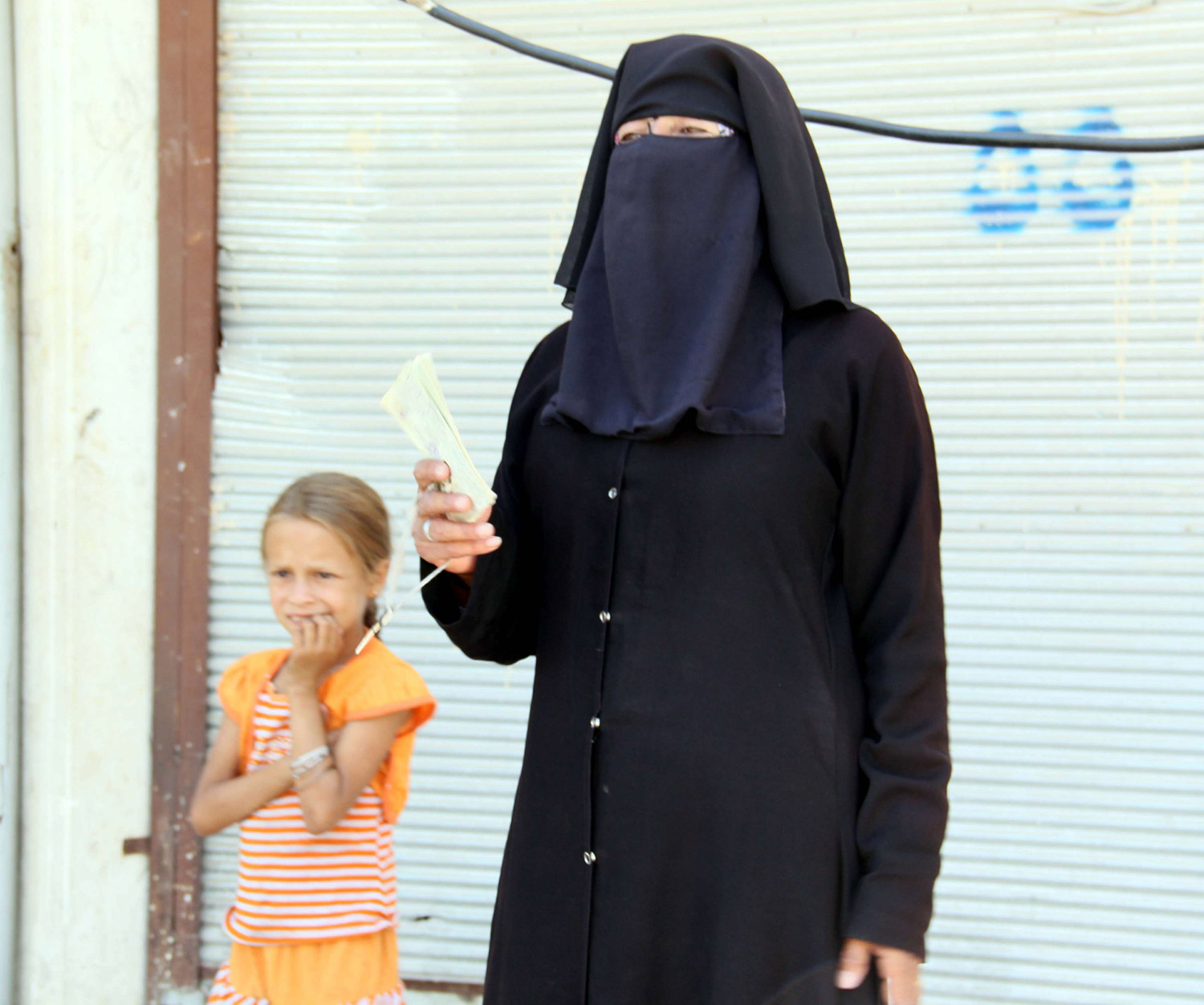نساء داعش زرعن الذعر من أجل تطبيق صارم لتعاليم ما يسمينه شريعة إسلامية