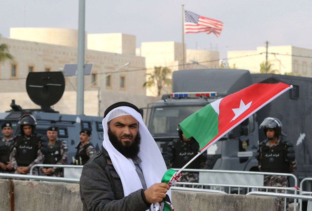 يشترك الإخوان والمداخلة في التقية والتمويه والتسلل إلى المؤسسات في غفلة من الحاكم ومحاولة تحويلها إلى ورقة ضغط ومساومة