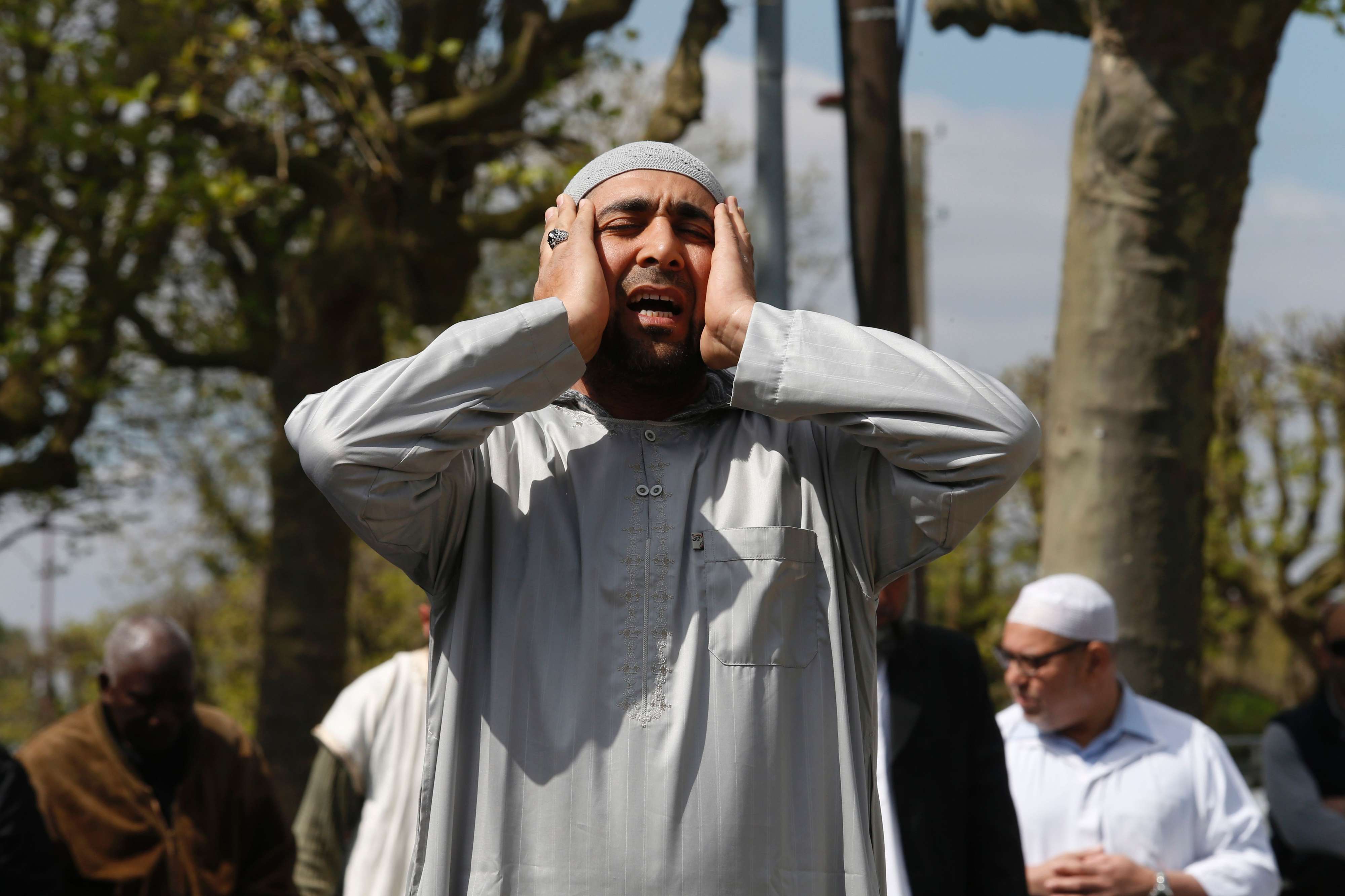 لم يبق عند رجال الدين الذين سقطت قدسيتهم شيئا يقدمونه سوى سوق  من غير إسلام