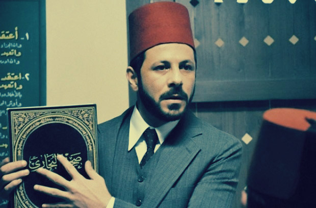 البعض يفسر جرأة نصار في الوقوف بوجه الإخوان على أرض الواقع، بتأثره بتجسيد دور “حسن البنا” في مسلسل “الجماعة”، واقترابه من فكرهم