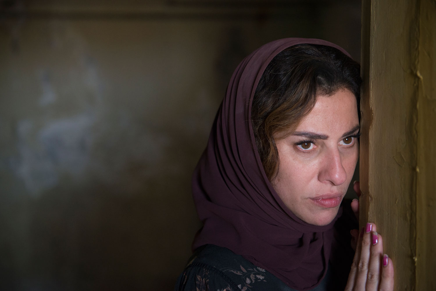 تدور أحداث الفيلم في ضيعة بالجنوب اللبناني اضطُرّ ساكنوها، إلى هجرها، ولم يبقَ منهم إلّا عدد ضئيل من السكان وحيواناتهم الداجنة
