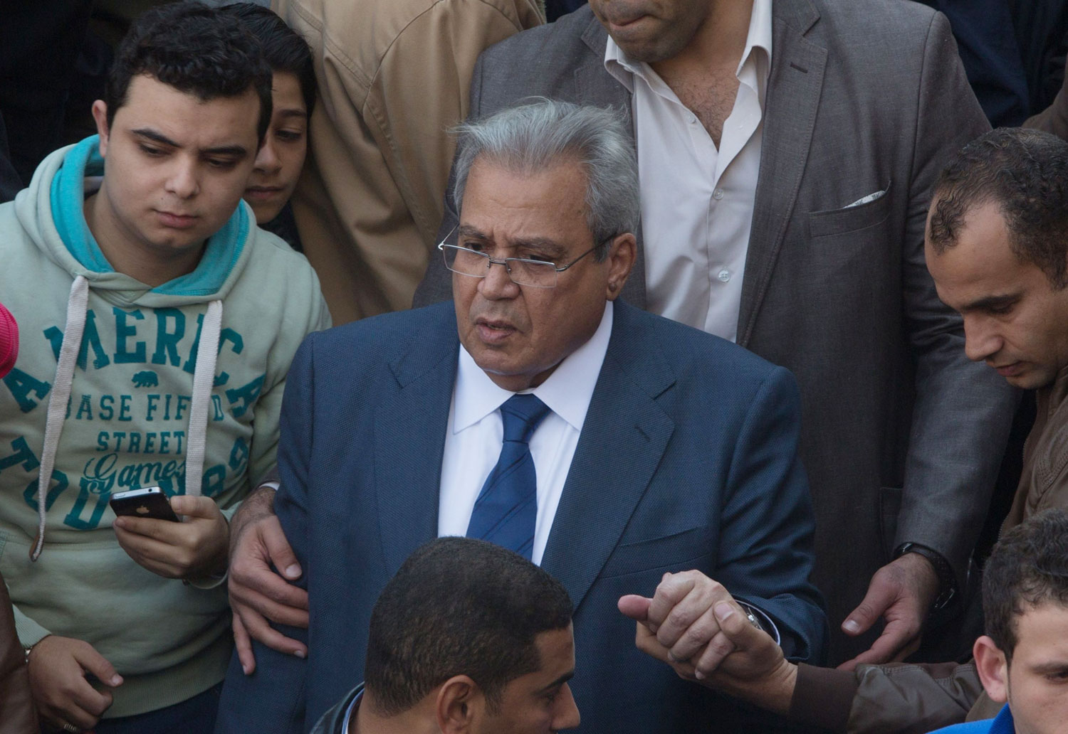 أولا أننا نعيش في ظل دولة متسلطة. وثانيا أننا نعيش تحت تهديد ما يسمى بالإرهاب الديني الذي يتحالف أحيانا مع الدول المتسلطة. وثالثا أن لدينا حركة استثمار ضعيفة. ورابعا أن العالم العربي يتراجع اجتماعيا وثقافيا