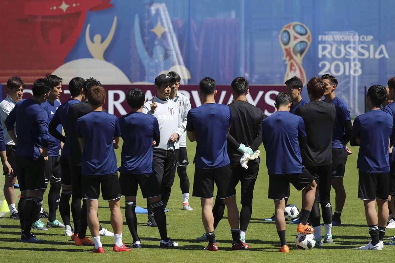 الجماهير تترقب أن يكشف المنتخب الياباني عن وجهه