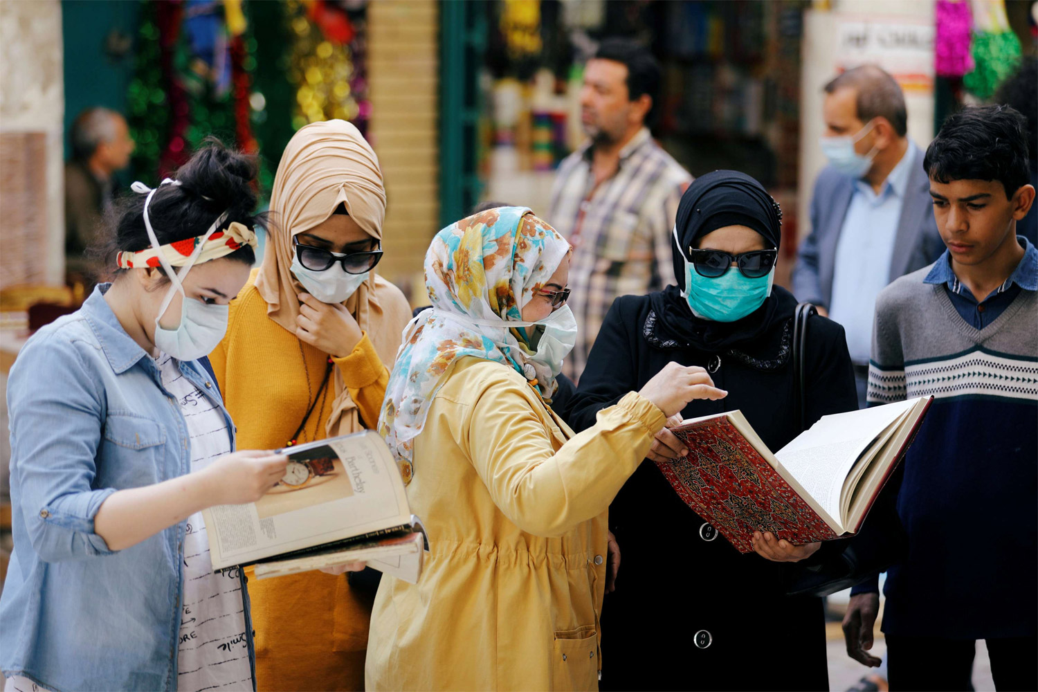 لا يقتصر عدم التوازن بين الكتاب من الجنسين على المؤلفات فحسب، بل يتجاوز ذلك إلى الشخصيات في الروايات، التي يهيمن عليها الرجال، كما أنه غالبا ما تمنح الجوائز الأدبية إلى الكتاب الرجال