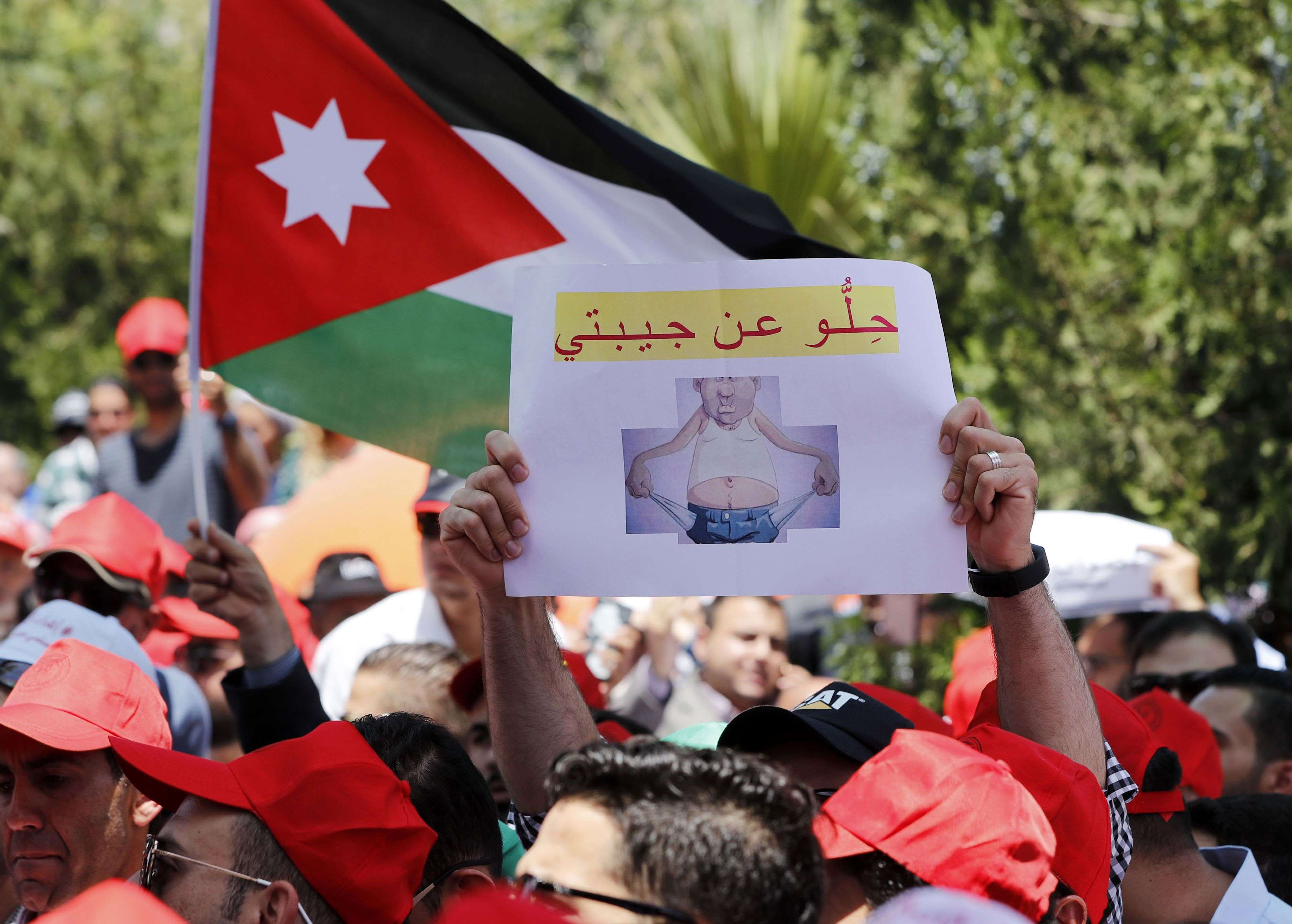 المتظاهرون ينددون بسياسات الحكومات المتعاقبة الاقتصادية