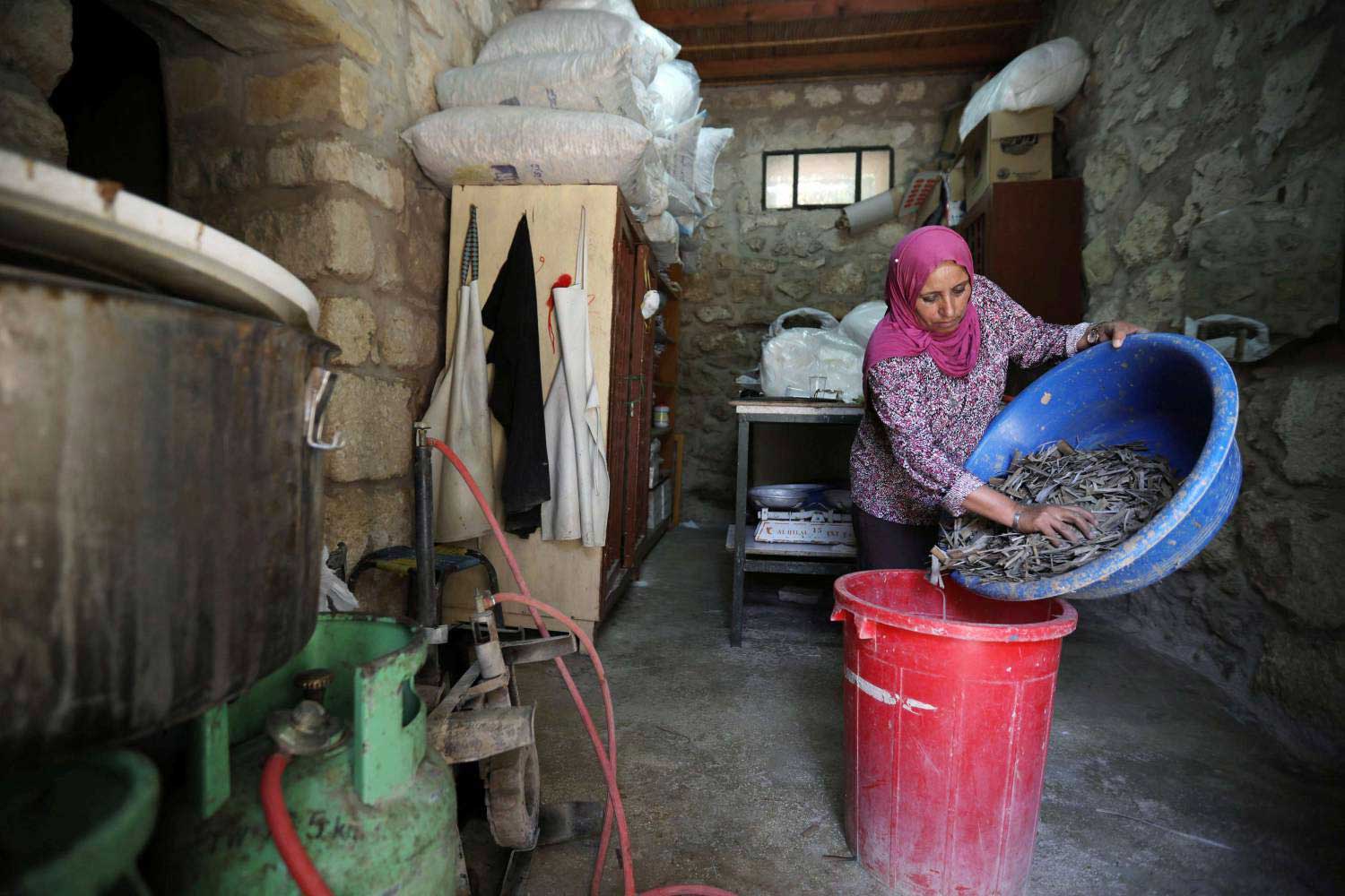صناعة الأوراق تمر بالعديد من المراحل 