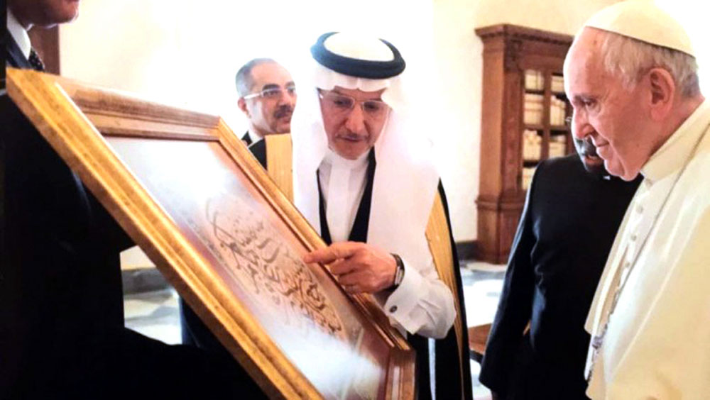 نشاطات العثيمين لم تنحصر في زيارة الدول الأعضاء في منظمته، بل أعطى مهامه بعداً آخر تجلى في زيارته لبابا الفاتيكان والجلوس معه