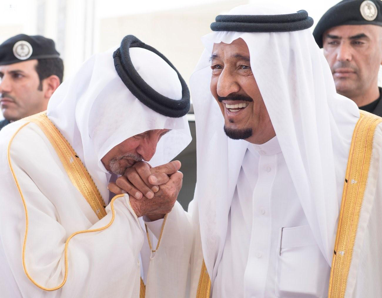   السيرة العلمية والأدبية الكبيرة التي يملكها الفيصل أهّلته ليمنحه العاهل السعودي وشاح الملك المؤسس، ضمن نخبة المجتمع التي تساعد في صف أفكاره وتشكيل هويته