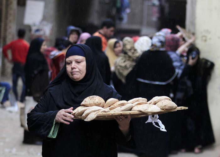 الحلول التي يطرحها بعض المسؤولين تبدو مثيرة للسخرية ولا تصل إلى معالجات جذرية لمشكلات متكررة طالما أحدثت فجوة بين الحكومة والشارع