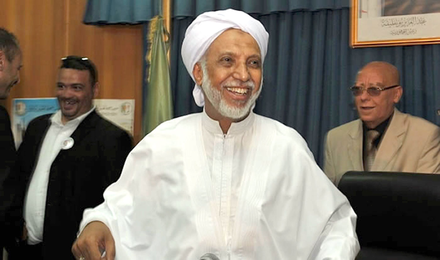 مرحلتان حساستان تطبعان مسار بلخادم السياسي؛ الأولى ارتبطت باتهامه بالعلاقة مع إسلاميي جبهة الإنقاذ، والثانية تم اتهامه فيها بالخيانة والعمالة للغرب