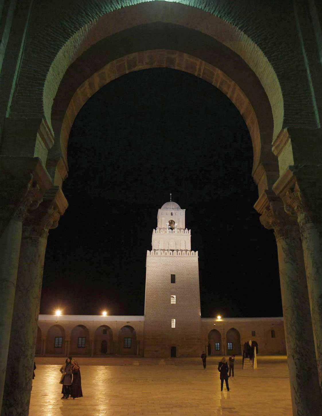 الساحة الخارجية للجامع افتقدت عروض الموسيقى الصوفية والأناشيد الدينية في المدينة 