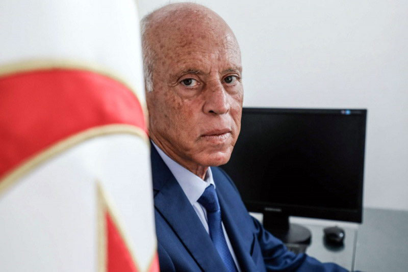 الرئيس سعيد يختار المواجهة بعد تصريح الغنوشي الذي اعتبر فيه أن موقع رئيس الجمهورية رمزي، ليرد عليه سعيد بالقول إن "كرسي الرئاسة ليس شاغرا وأنا لا ألعب دورا رمزيا كما يدعي البعض".