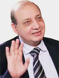 خالد  عزب: الكتاب يطرح تساؤلات عن فكر طه حسين هل كان محافظا يدين بالولاء للتراث أم أنه مثل المستشرقين