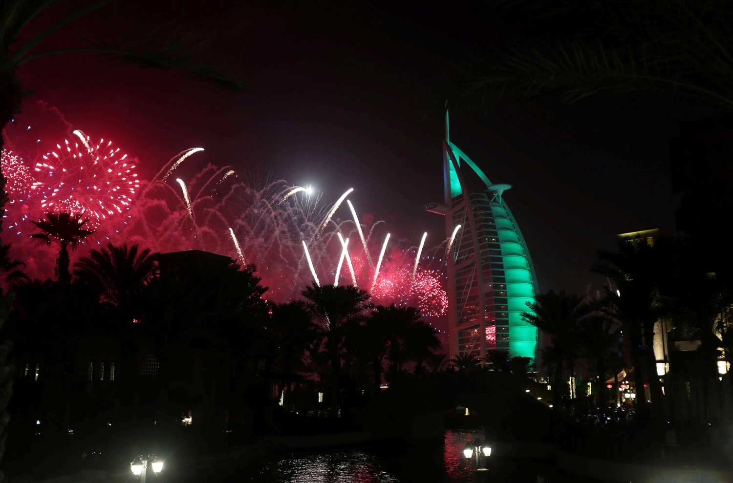 عرض مميز للألعاب النارية على أطول أبراج العالم في دبي