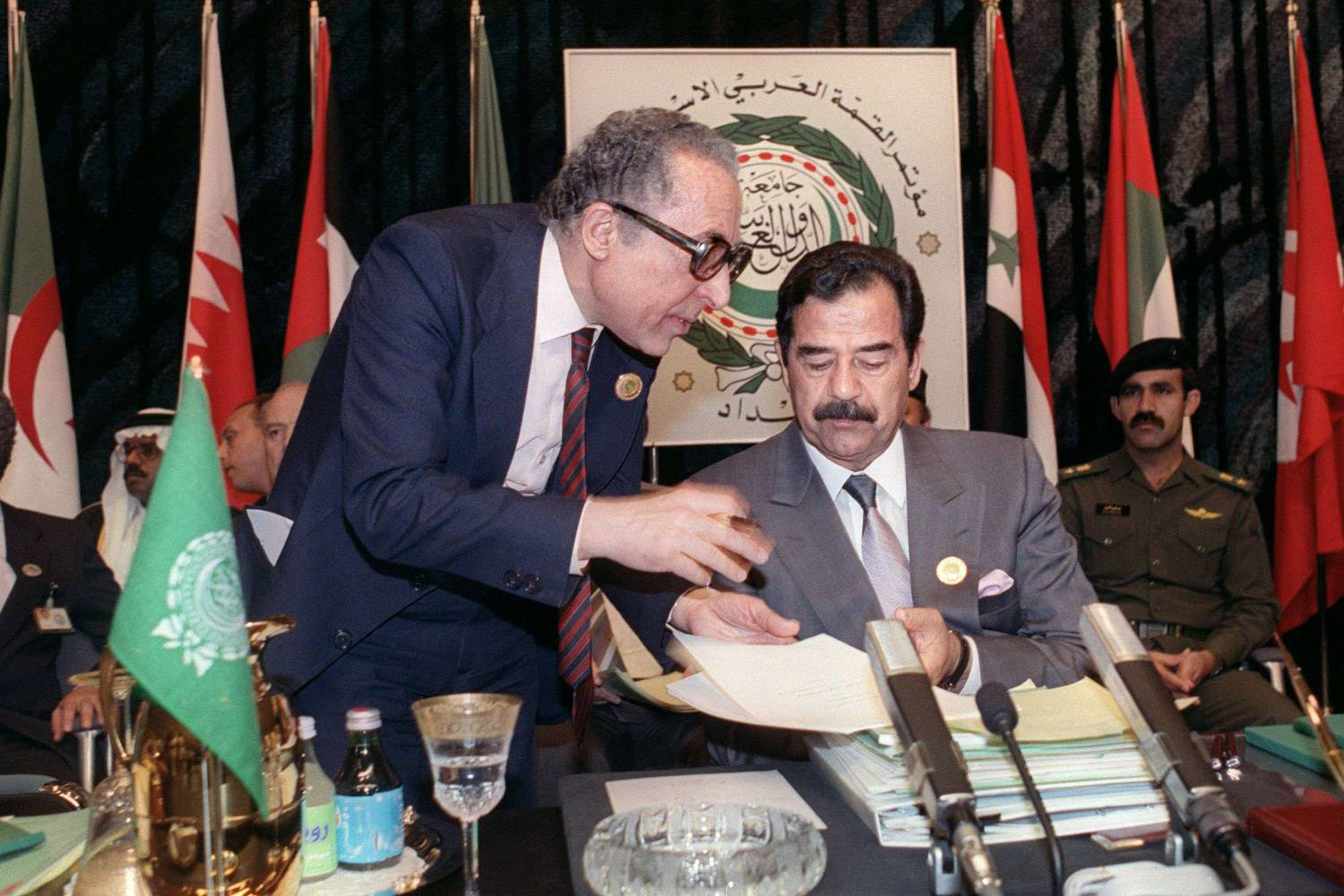 تولي أول تونسي لمنصب أمين عام الجامعة العربية أدخله بسرعة في دائرة الضوء، بالتزامن مع بروز جبهات عربية عديدة، منها جبهة الرفض التي قادها عراق الرئيس الراحل صدام حسين.