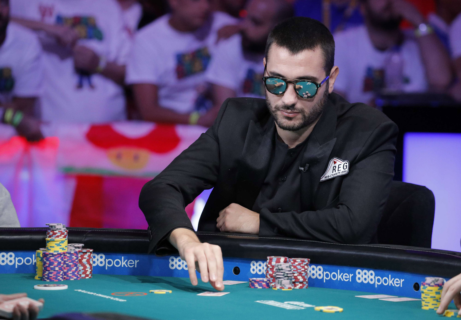 الجلوس أمام جهاز كمبيوتر يأخذ اللاعب إلى الكازينو كما لو كان في المبنى