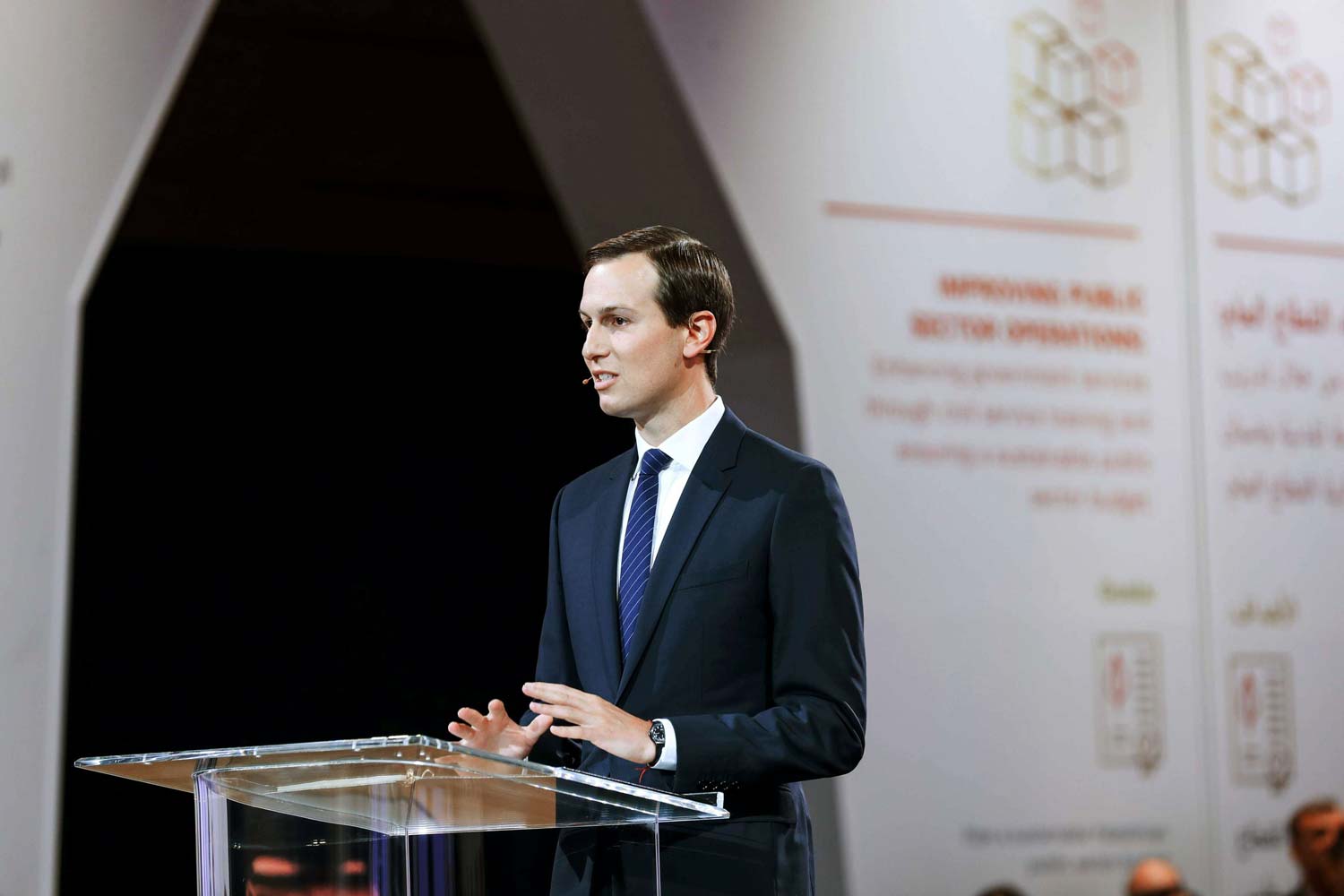 كوشنر ماض في الترويج لخطته الموكلة إليه من البيت الأبيض، وهو يتنقّل بكثافة بين دول المنطقة ليشرح الشق السياسي قبيل الإعلان عنه رسميا في وقت قريب بعيد عطلة عيد الأضحى في الشرق الأوسط