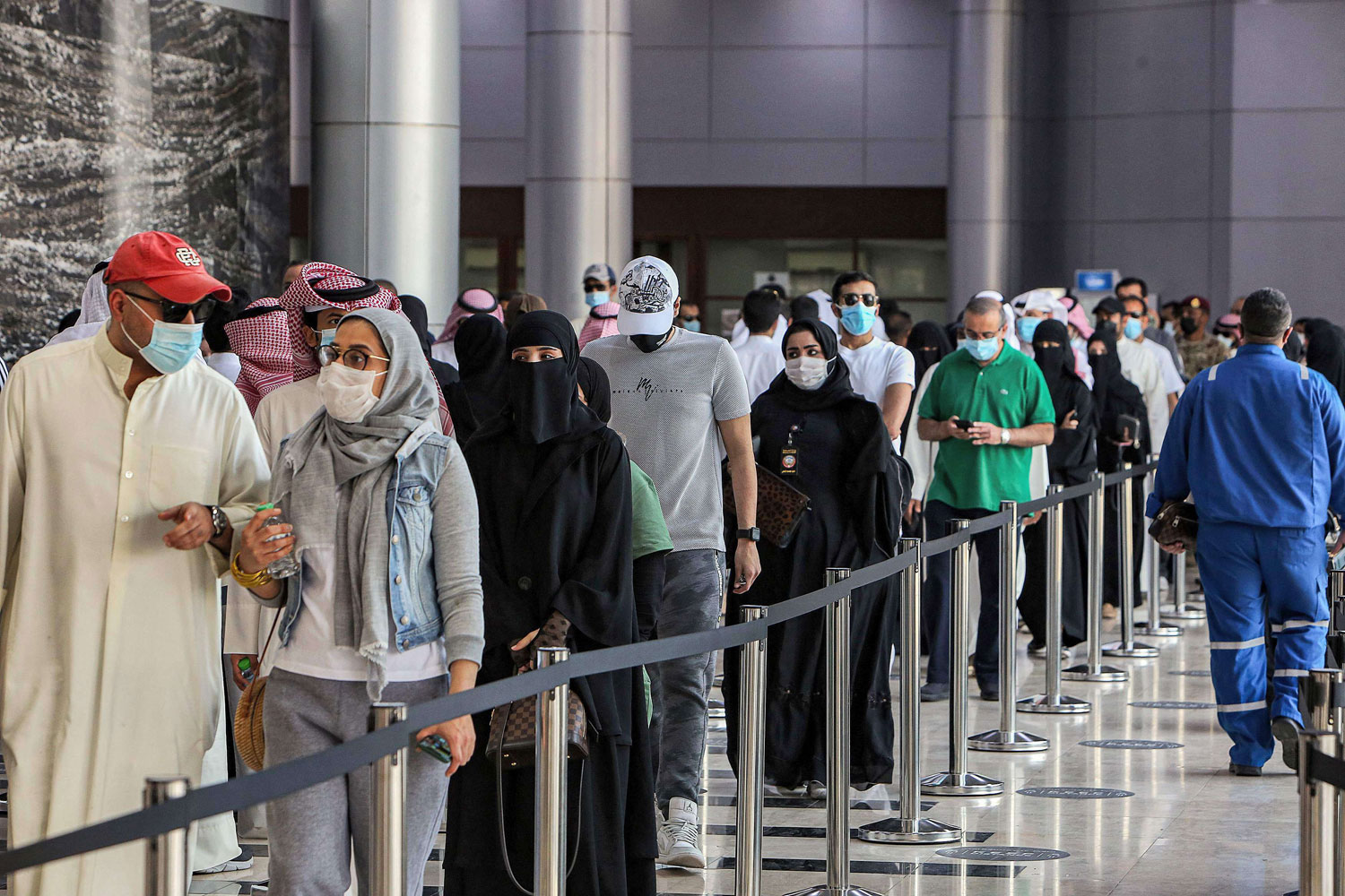 الوباء ضاعف من استياء العمال الوافدين وعمق الانقسامات الاجتماعية وزاد من عزم الحكومة على حماية شعبها أولا