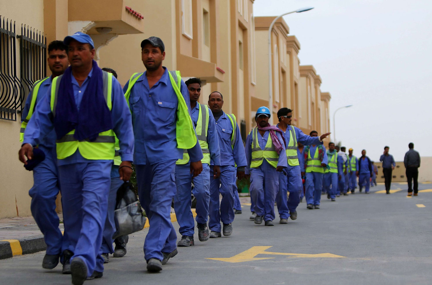 جذب العمال المهاجرين بوعود بالعمل وأجور معفاة من الضرائب
