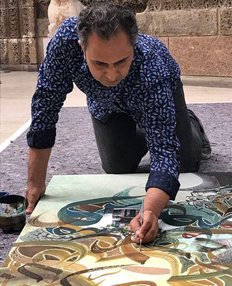 فنان الجداريات خالد الساعي خلال عمله على الجدارية