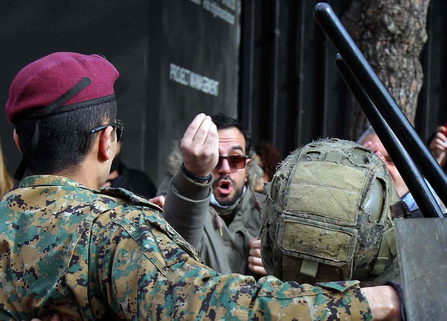 شارع منتفض لا يثق بحكومة يقف ورائها حزب الله