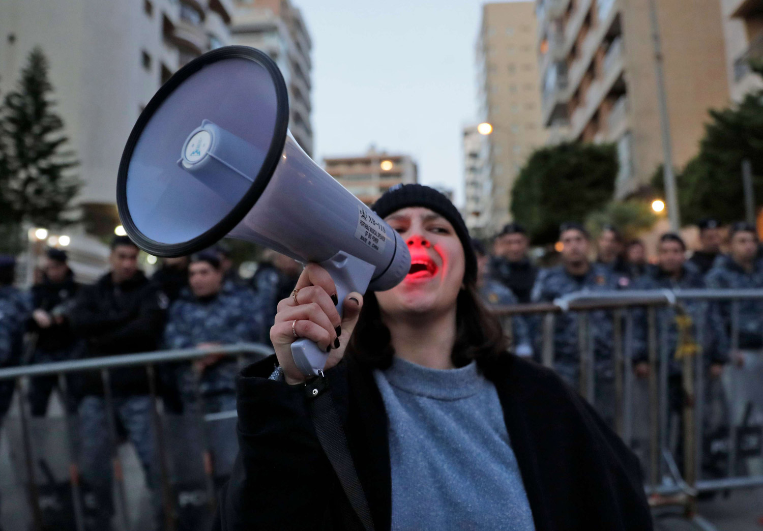 الشارع متمسك بحكومة مستقلين