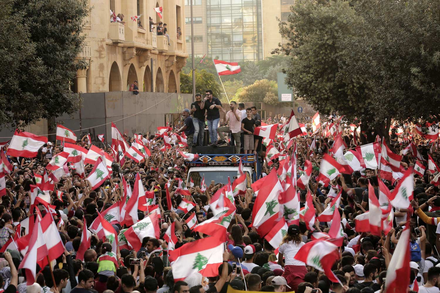 تظاهرات لبنان تحمل في طياتها رفضا صريحا لكل ما يدور في العلن وخلف الكواليس