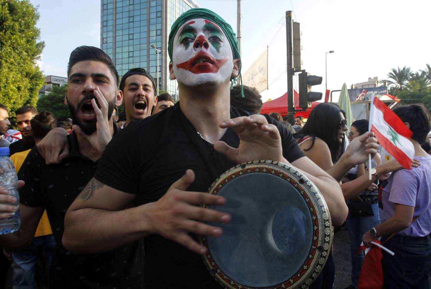الأريحية الشبابية تنتصر على الموت الحزبي والأيديولوجي