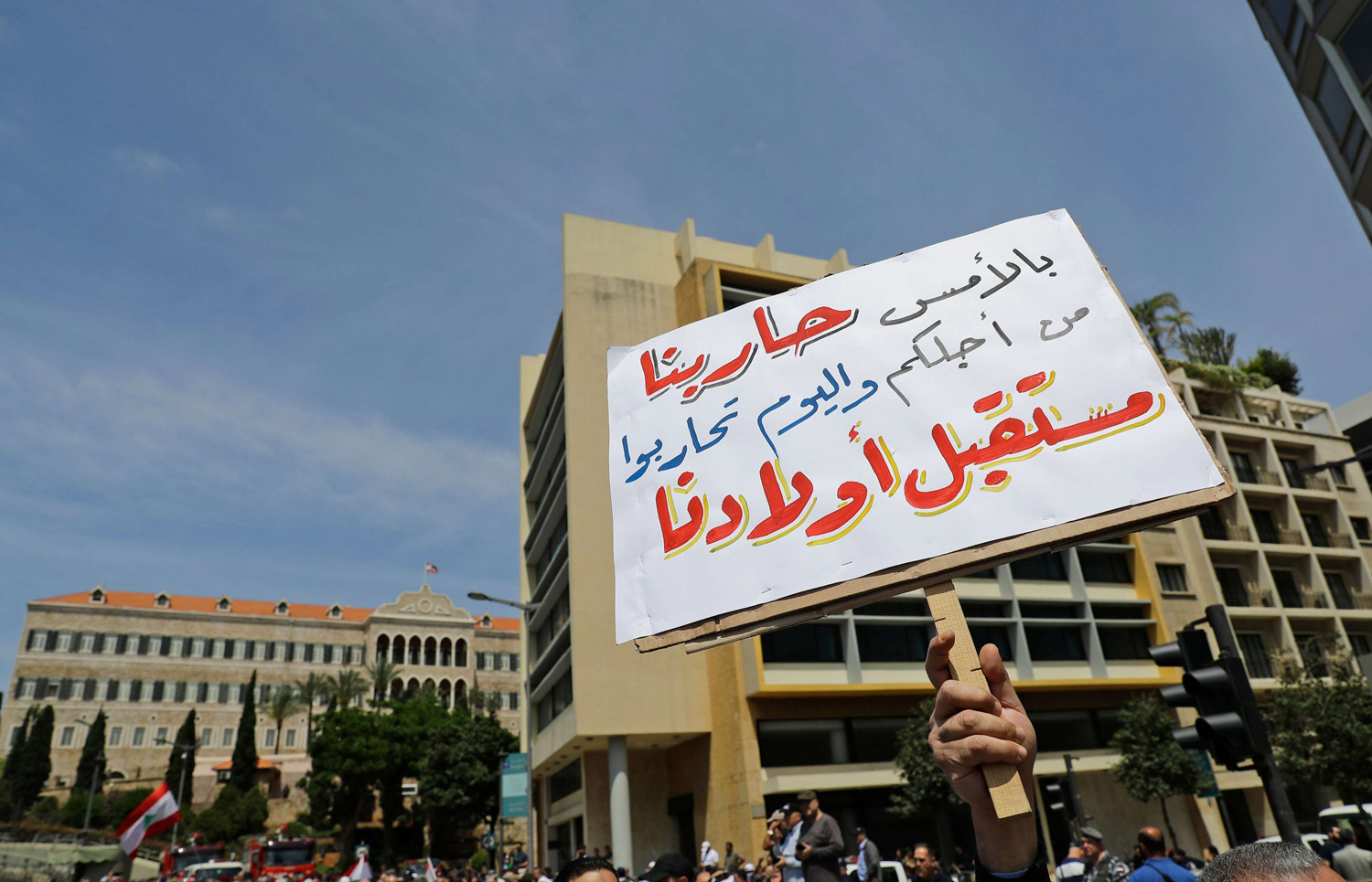 أنتجت السياسة التي جعلت الأحزاب الطائفية فاعلة في السياسة المحلية نظاما غير فعّال، يتأرجح دائما على حافة الفوضى