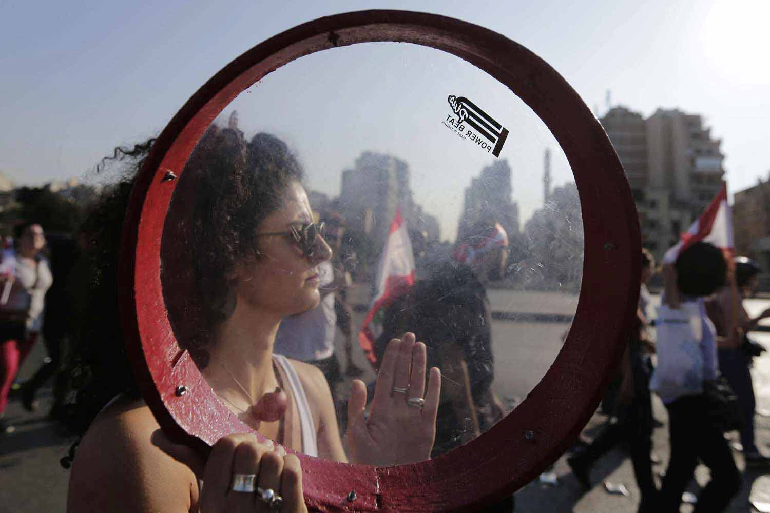 فتاة وطبل: مدنية اللبنانيين في مواجهة الظلاميين الثيوقراطيين المؤتمرين بالخارج
