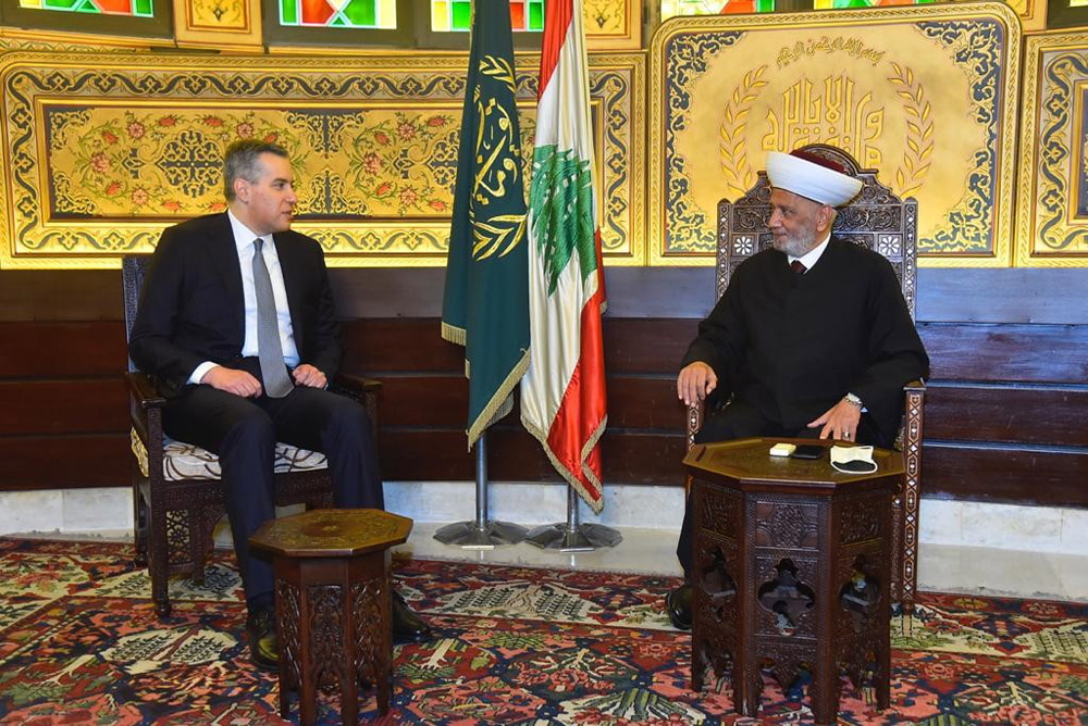 مهمة أديب تكاد تكون مستحيلة في إدارة دفة العلاقات الخارجية للحكومة صوب العمق الطبيعي لها في العالم العربي وعدم الارتهان لقرارات حزب الله في الانضمام، بغير رضا غالبية اللبنانيين، إلى محور بعيد عن عاداتهم وتقاليدهم وانتمائهم