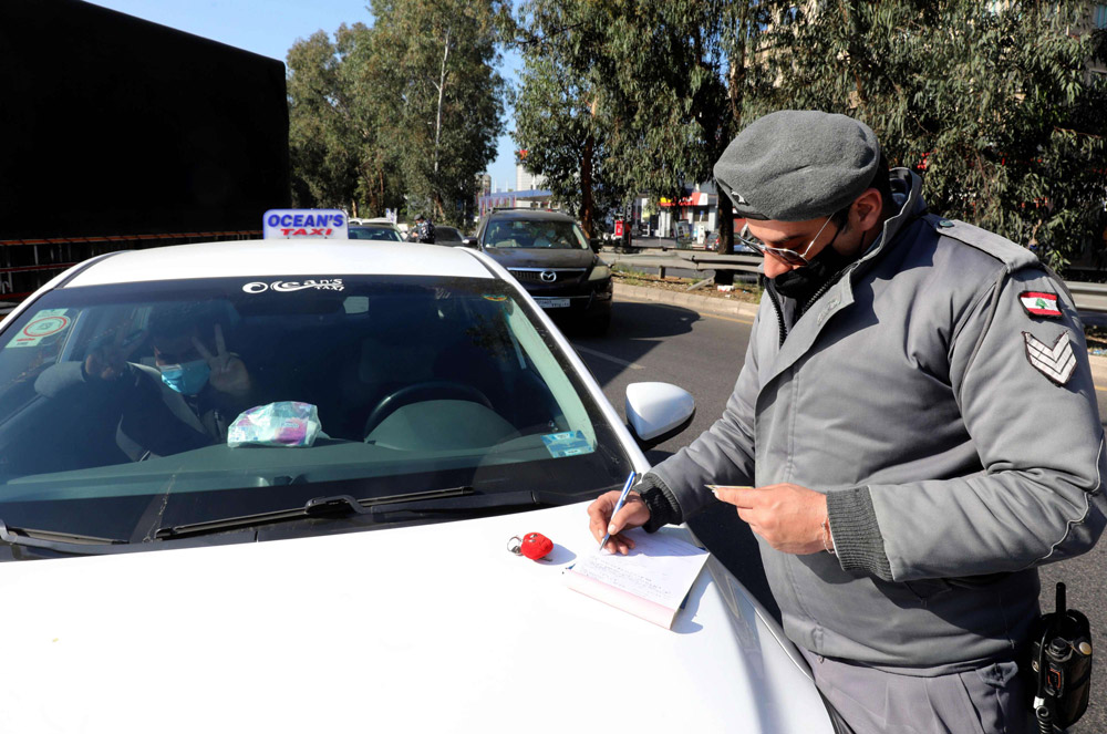 دوريات أمنية تقوم بتحرير محاضر ضبط بحق المخالفين لقرار التعبئة العامة