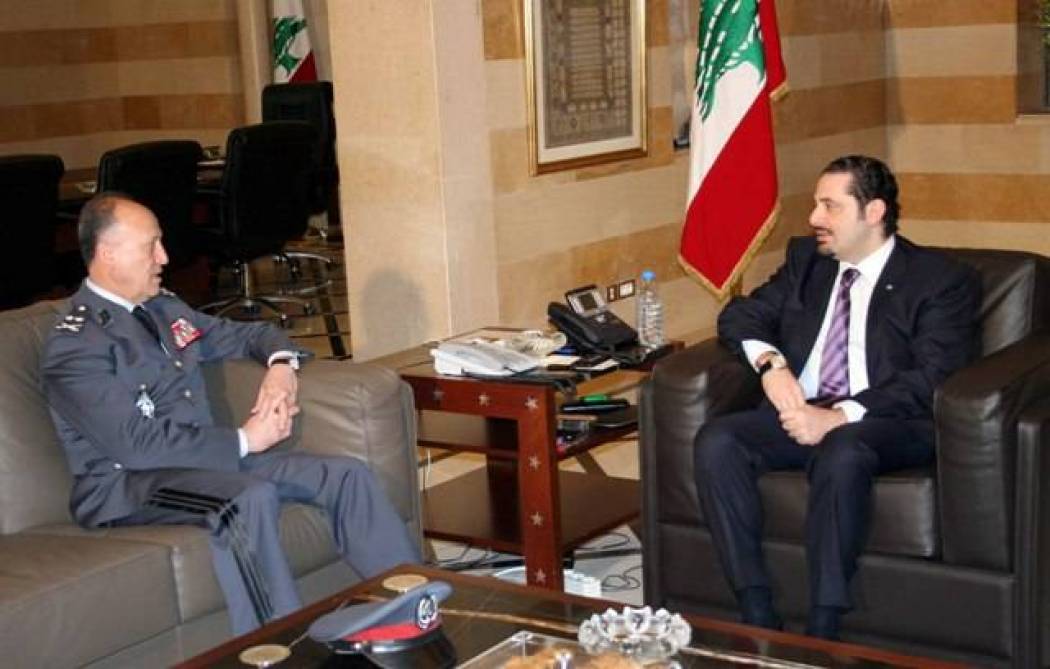 علاقة ريفي بالحريري الابن تتدهور شيئا فشيئا، فهو يعتبر أن الحريري يقدم تنازلات أكثر من اللازم لـ"حزب الله" وحلفاء سوريا في لبنان، وأنه يحيد عن مبادئ رفيق الحريري و"ثورة 14 آذار"