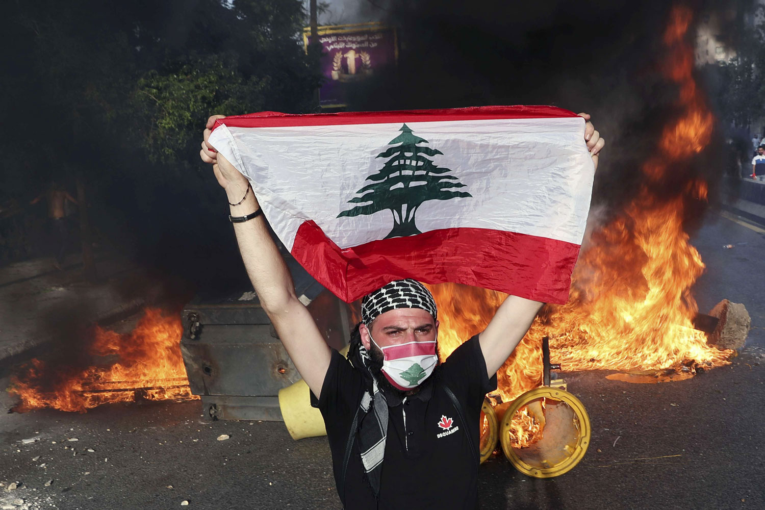لبنان.. يتهاوى